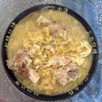 美味的大骨头炖酸菜