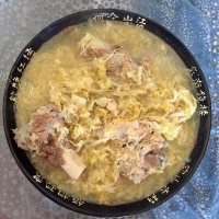 美味的大骨头炖酸菜
