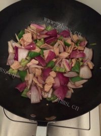 营养丰富的洋葱炒肉片做法图解2)