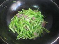 家常菜香肠炒芹菜