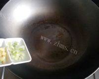 美味的核桃炒虾仁做法图解4)