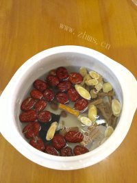 口感丰富的炖乌鸡汤做法图解4)