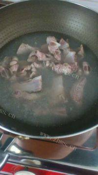 家常菜苦瓜排骨汤做法图解5)