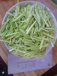 适量蒜苗炒肉做法图解1)