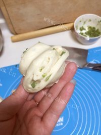 自制葱油花卷做法图解13)