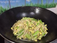 家常菜芹菜炒豆芽做法图解6)