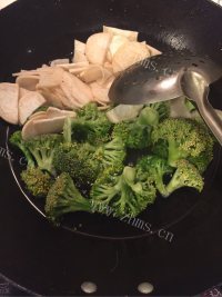 家常菜西兰花炒杏鲍菇做法图解2)