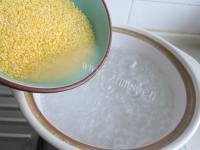 美味的紫薯小米粥做法图解4)