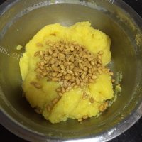 自制瓜子奶黄馅冰皮月饼做法图解18)