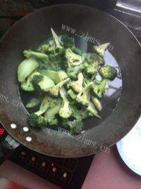 家常菜肉炒西兰花做法图解4)