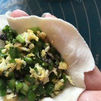 热腾腾的韭菜盒子做法图解9)