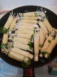 美味的金针菇干豆腐卷做法图解5)