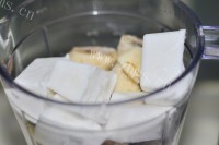 冰凉美味的香蕉杨梅冰淇淋做法图解8)