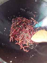 下酒菜麻辣花生米做法图解6)
