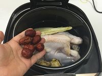 自制当归黄芪炖鸡汤做法图解7)