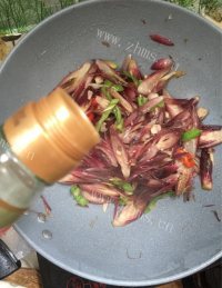 美味的鲜炒洋荷姜做法图解6)