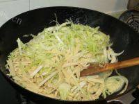 家常菜白菜炒豆片做法图解4)