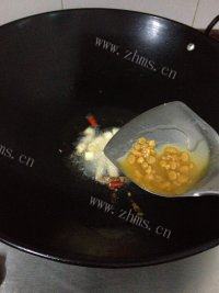 美味的姜葱炒螃蟹做法图解4)