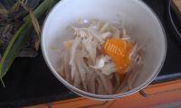 绿色食物椒盐蘑菇做法图解2)