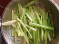 美味芹菜炒鸡胗做法图解3)