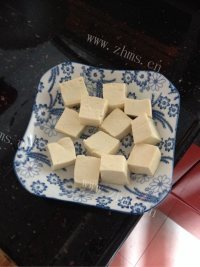 热腾腾的鱼头豆腐汤做法图解4)