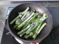 特色风味韩式海鲜葱饼做法图解9)