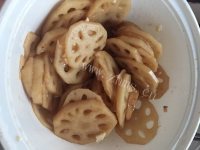 喷香的凉拌藕片做法图解5)