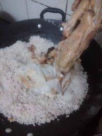 美味的客家盐焗鸡做法图解11)
