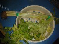 回味悠长的芹菜炒香肠做法图解1)