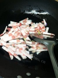 家常菜蒜薹炒肉做法图解3)