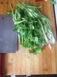 咸甜适中的芹菜炒肉做法图解1)