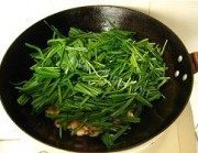 好吃的韭菜炒虾做法图解3)