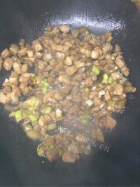 土豆炒米饭做法图解5)