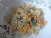 简单快捷的毛豆木耳蝴蝶面做法图解9)