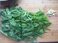 喷香的蒜蓉茼蒿做法图解2)