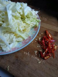 家常菜酸辣大白菜做法图解1)
