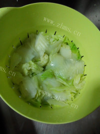鲜美的白菜炒炸虾仁做法图解8)