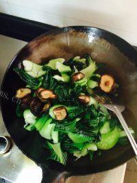 家常菜青菜炒香菇做法图解4)