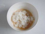 诱人的米饭鸡蛋饼做法图解3)
