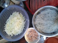 鲜美的虾仁葫芦炒黑粉丝做法图解1)
