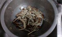 家常菜茶树菇烧五花肉做法图解5)