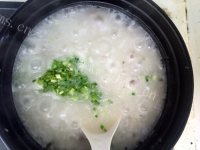 热腾腾的皮蛋瘦肉粥做法图解11)