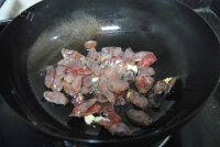 家常菜彩椒炒腊肠做法图解4)