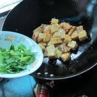 家常菜豆腐煮鱼做法图解12)