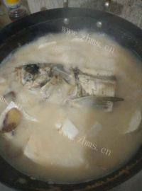 美味的鱼头豆腐汤做法图解5)