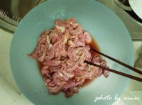 诱人的小酥肉蒸碗做法图解4)