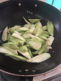 食欲满满的丝瓜肉片汤做法图解2)