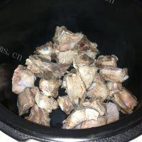 滋补的山药玉米排骨汤做法图解1)