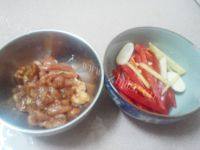 家常菜芹菜肉丝做法图解2)
