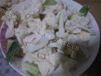 软嫩的素炒菜花做法图解2)